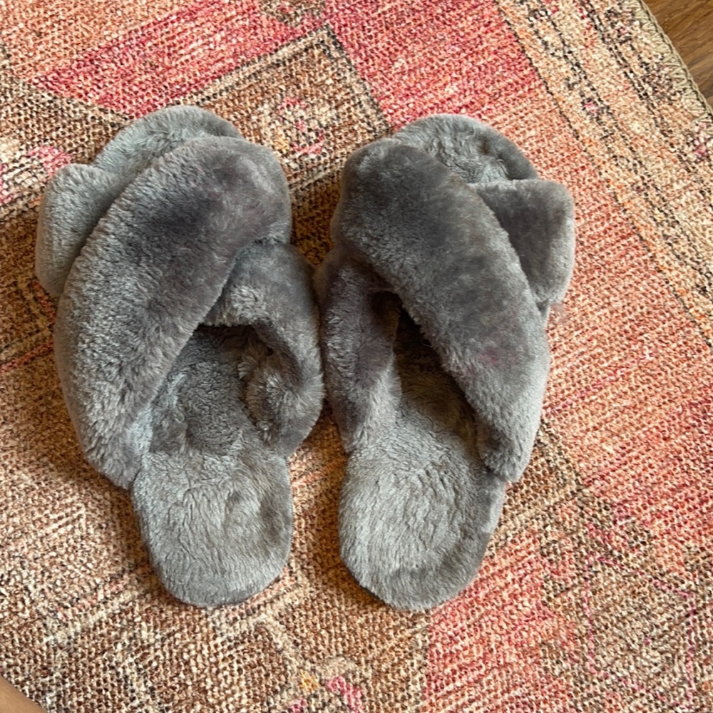 Grey slippers/slides